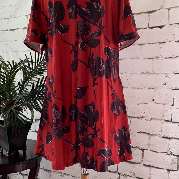 R & B Collection Red Floral Tunic W/ Pockets - Picture 3 of 6
